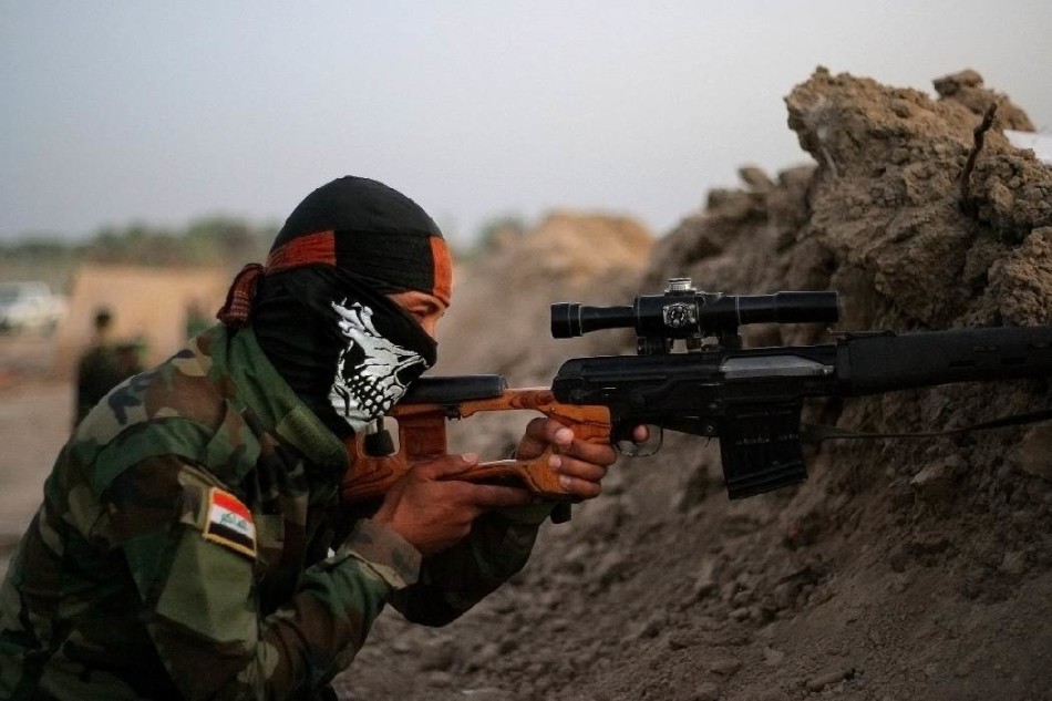 伊拉克民兵对ISIS一阵乱射