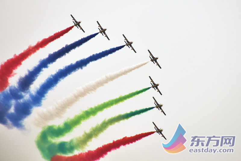 阿联酋骑士飞行表演队空中拉彩烟 地勤人员帅气逼人