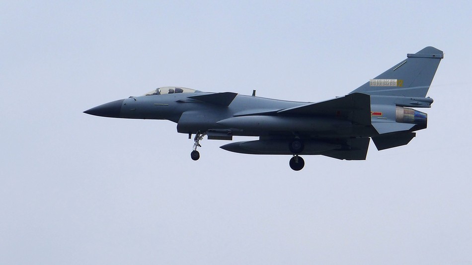 四川郫县一架疑似歼10B坠毁 目击者称有爆炸