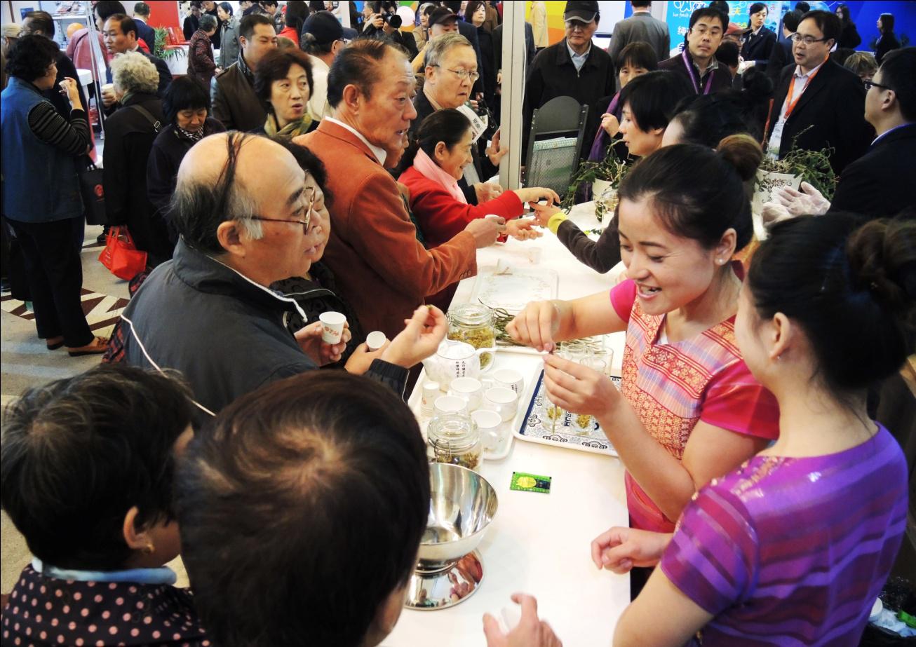2014中国·上海国际食品博览会在沪举行----光明九斛堂系列产品深受市民亲睐-东方生活-东方网