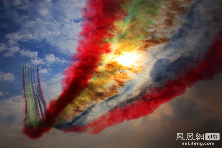 珠海航展精彩瞬间:台湾同胞精准捕捉FC-31腾