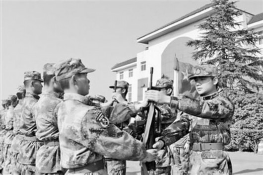 家产10亿土豪报名参军 行囊犹如百宝箱