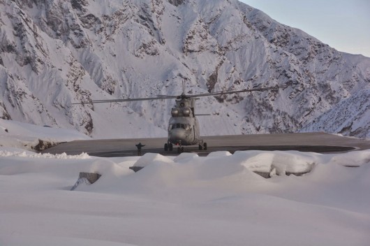 藏南附近高山出现印军米26重型直升机[图]图片