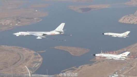 军报首曝歼8F战机全挂弹状态 挂4弹连续加油2