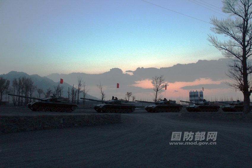 解放军军校开展实战化训练:学员直接拿96A坦