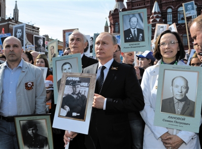 <em>俄罗斯姑娘</em>赞中国军人帅极了 - 社会热点 - 魔法