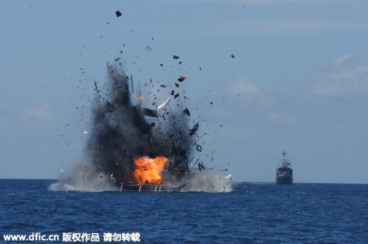  印尼 海军炸毁非法外国 渔船  1艘来自 中国 [图]-印