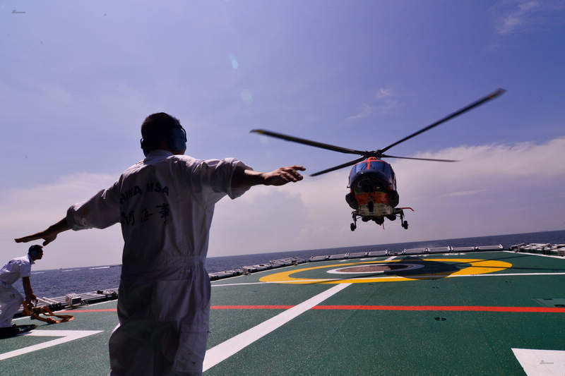 5月27日,在马六甲海峡凌家卫海域,直升机从中国海事"海巡31"船起飞
