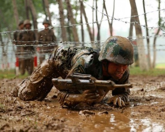 海上试验攻关船只侧翻 解放军指导员为救战士