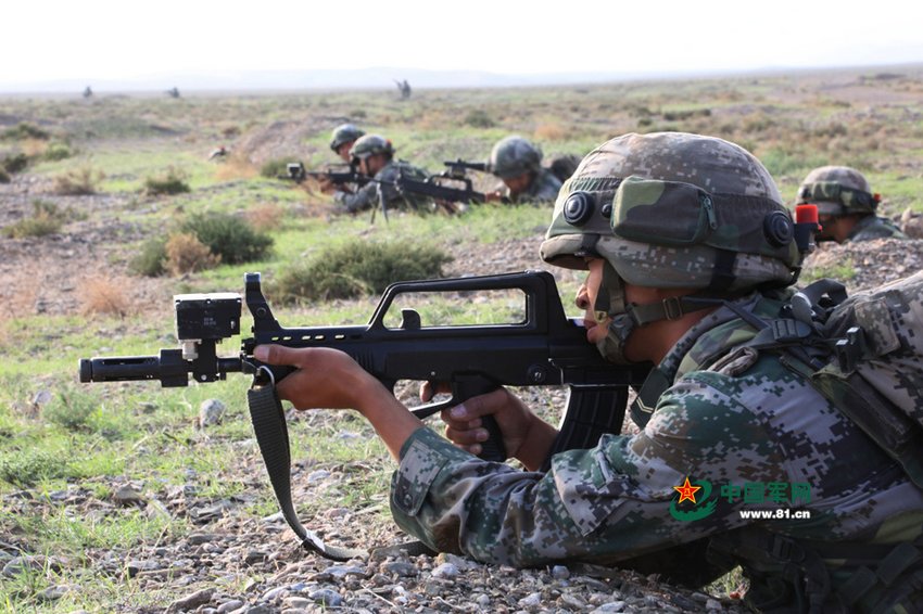 "火力-2015·青铜峡d"实兵对抗演习8月10日在兰州军区某训练基地拉