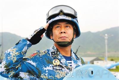 陆战两栖突击车方队将军领队,南海舰队副参谋长李晓岩,是海军