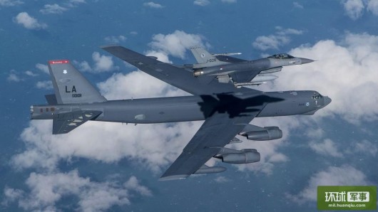 美官员称B-52飞入中国南沙岛礁12海里 军方否