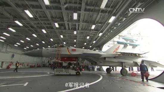 吴胜利辽宁舰看歼15起降 戴墨镜英气逼人-吴胜