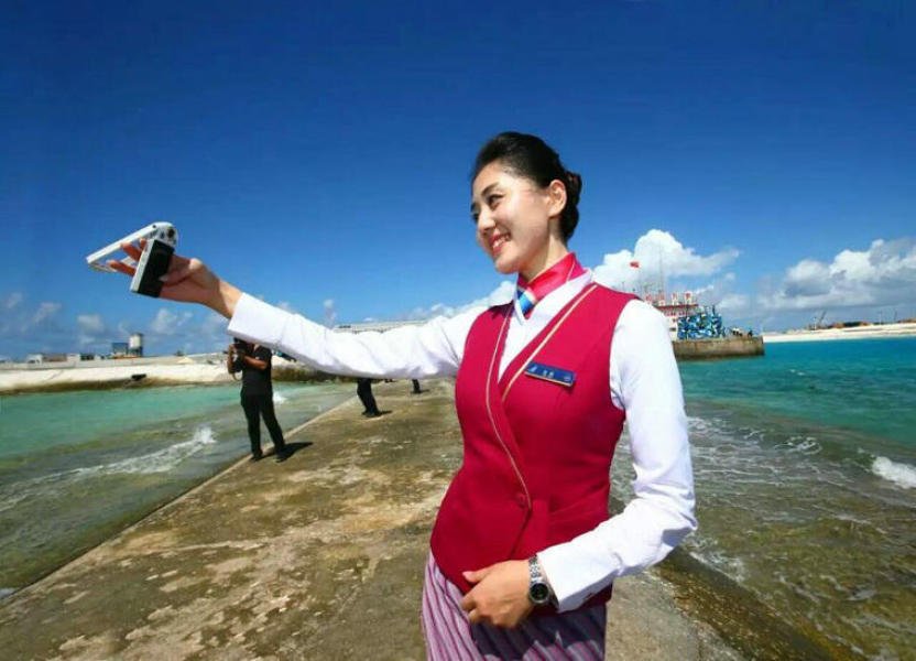 中国空姐乘民航客机登上南沙永暑礁自拍