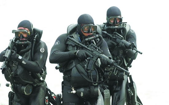 美军最精锐海豹突击队竟缺枪少弹:士兵自购装备-特种作战 武器 士兵 美军 美国海豹突击队-东方军事-东方网