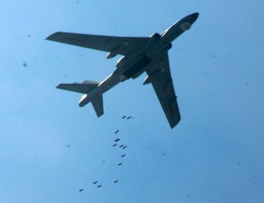 解放军大型轰炸机2000米高空投无制导炸弹命
